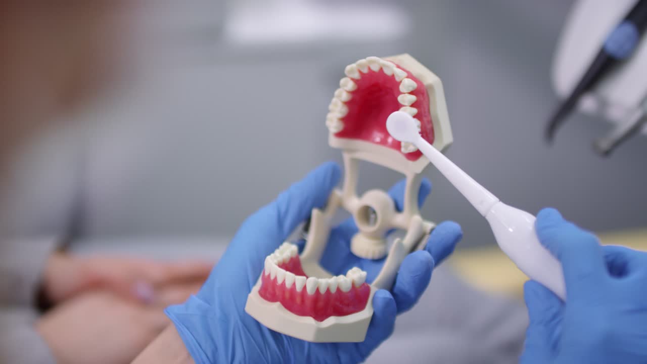 vídeo gratis primer plano de un dentista irreconocible en guantes